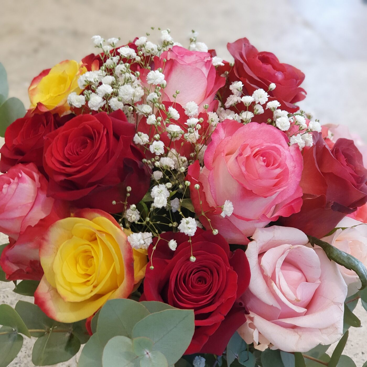 Bouquet de 20 roses variées 40/50 cms gros bouton et gypsophile eucalyptus