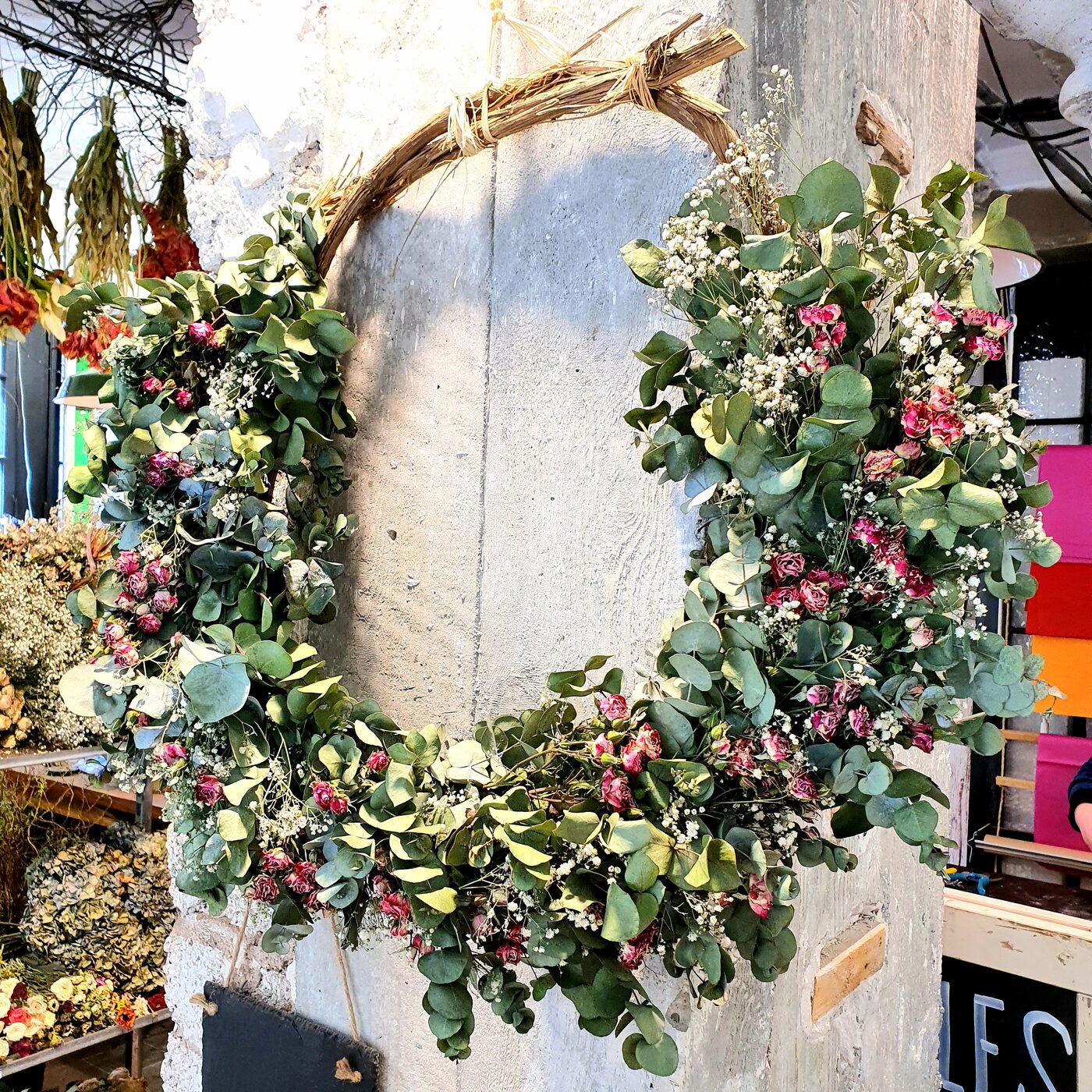 Couronne d’eucalyptus et roses de jardin séchée
